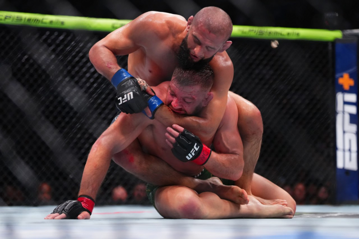 Хамзат Чимаев крайне уверенно победил Дю Плесси и стал чемпионом UFC