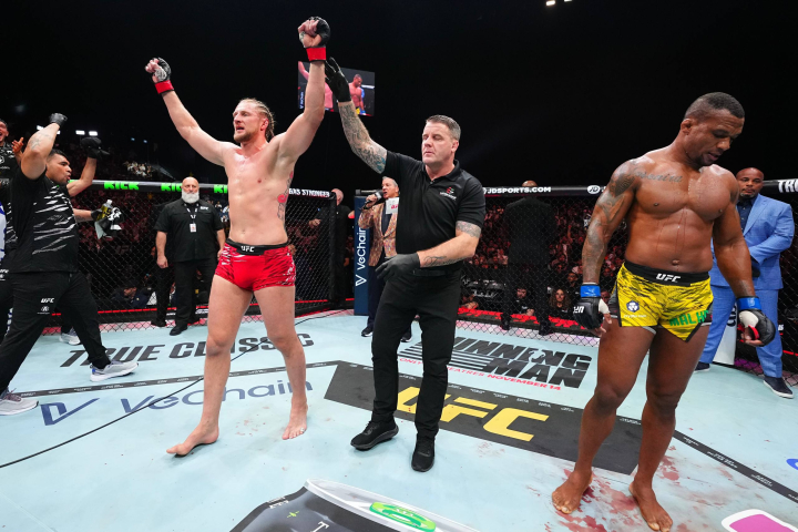 Александр Волков вырывает победу у Жаилтона Алмейды на UFC 321