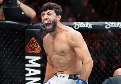 На дискриминацию бойцов из России в UFC пожаловался Царукян