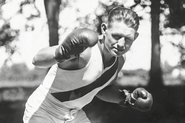 «Заставил смерть подождать». Как смертельно больной боксер вышел на ринг и нокаутировал фаворита, чтобы подарить семье Рождество