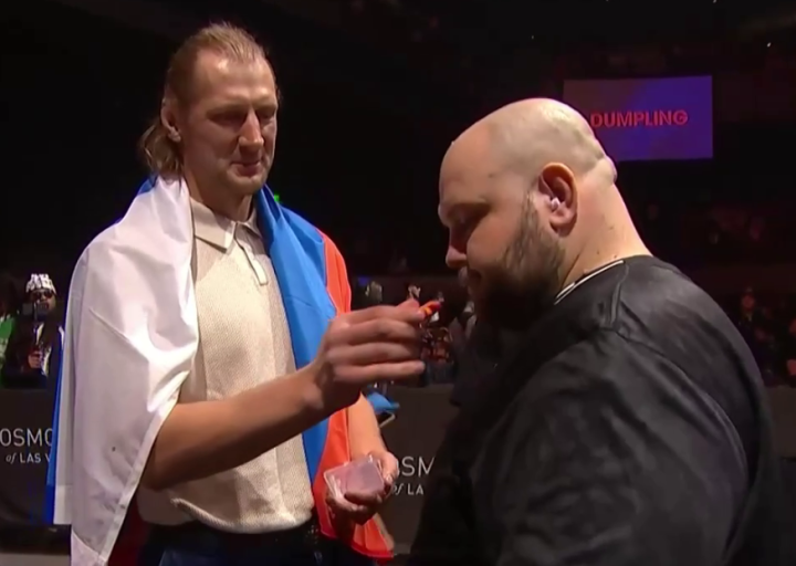 "Пельмень" Камоцкий с Александром Волковым в углу одержал победу на Power Slap 19