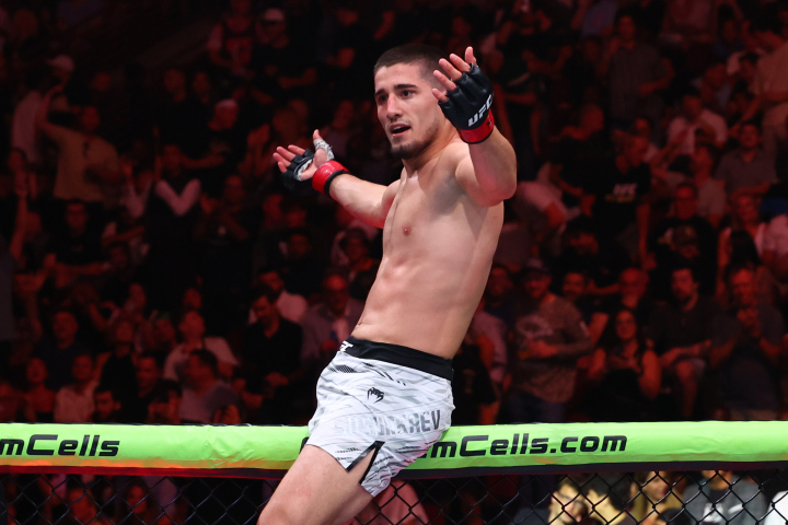 Байсангур Сурукаев победил Джордена Сантоса удушающим приемом на UFC 328