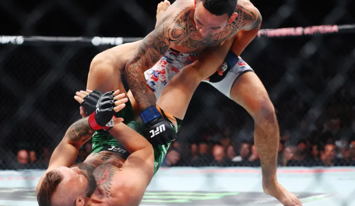 Конор Макгрегор дрался на UFC 329 с травмой колена, заявил инсайдер