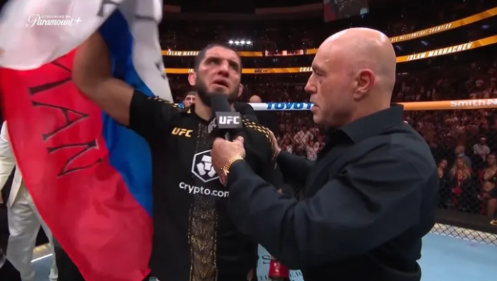 Ислам Махачев с российским флагом и Джо Роган с микрофоном UFC