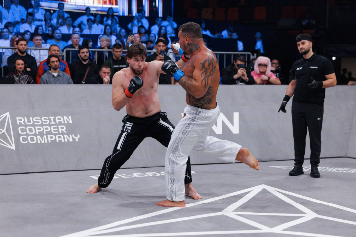 Игорь Загайнов удосрочил соперника в первом раунде на RCC x Karate Combat (ВИДЕО)